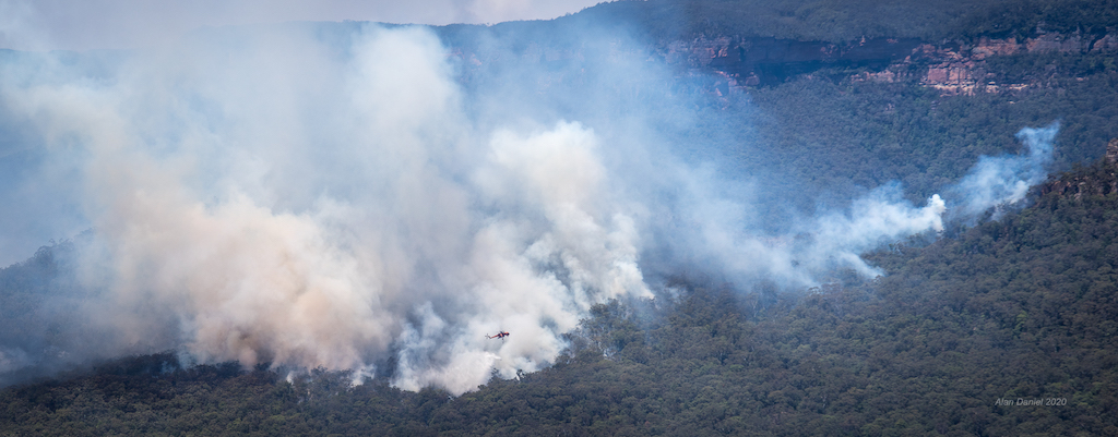 A Sikorsky S-64 Sky Crane helicopter tackles the fire near Katoomba. Photograph: Alan Daniel.